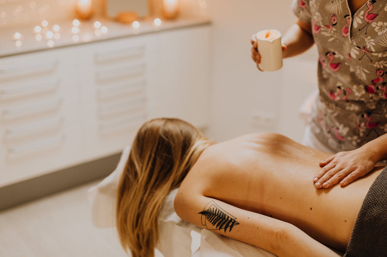 La bougie de massage : comment l’intégrer dans vos soins en spa ?