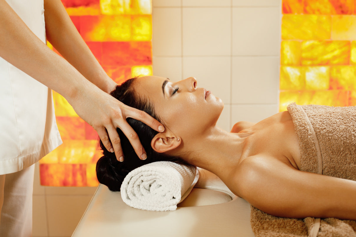 Quelle différence entre une huile neutre et une huile parfumée en massage ?