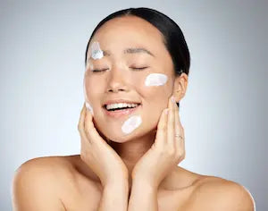Peau grasse : quelle crème visage choisir pour retrouver une peau équilibrée ?