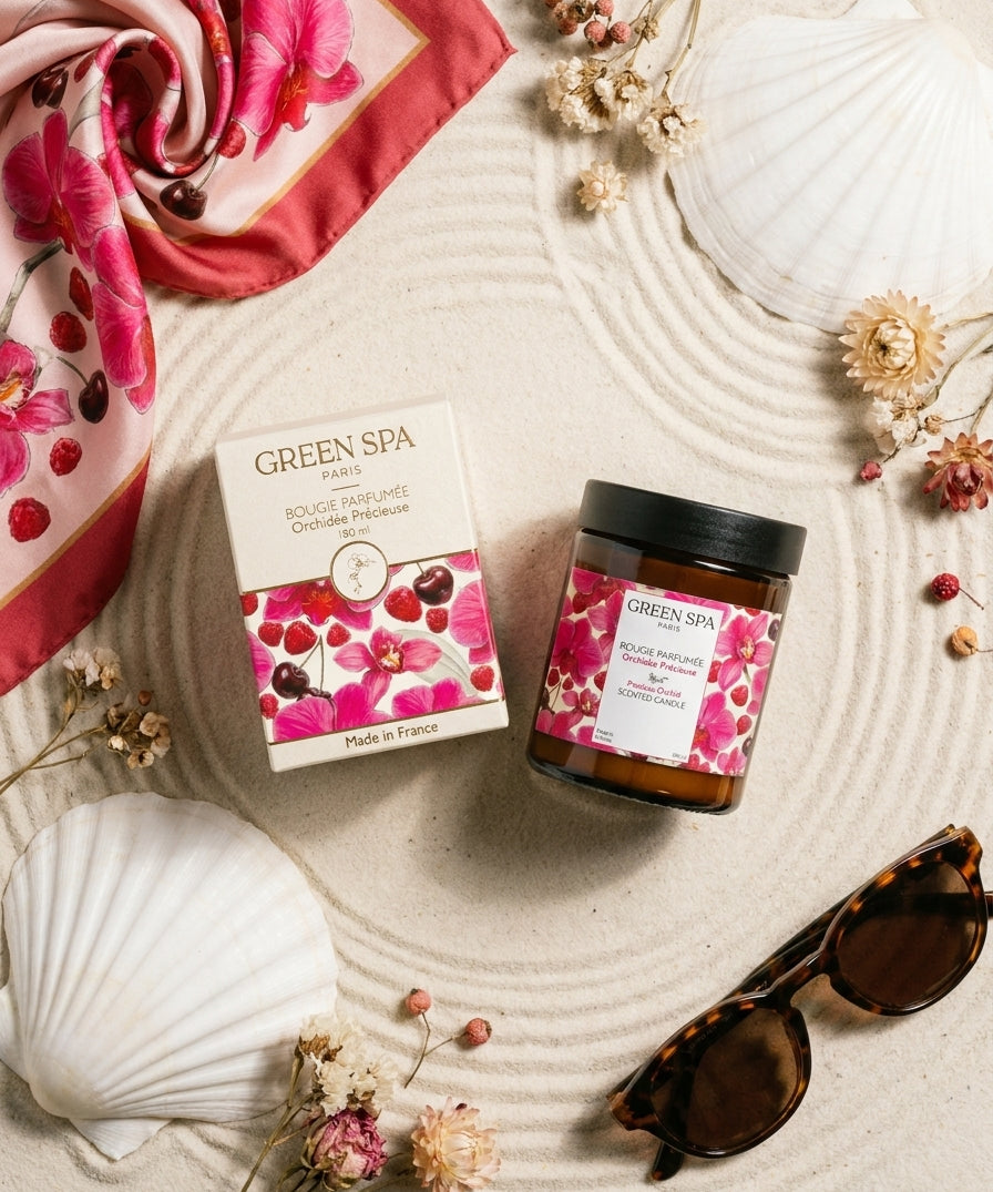 bougie-orchidee-180-ml__E08-flat-lay-lifestyle__4x5_d09f87e5-e473-440c-8c2b-3f75b0a37341.jpg